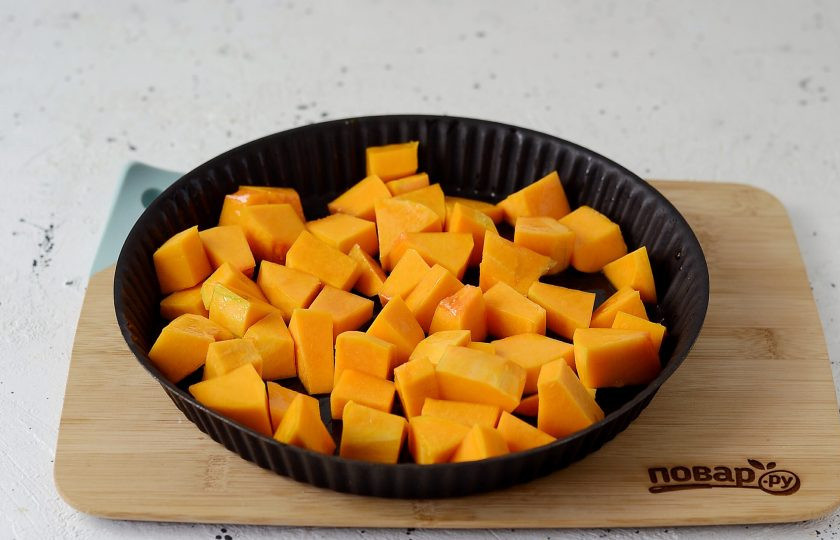 1. Этап. Тыквенный суп в тайском стиле: Тыкву очистите от кожуры и нарежьте кубиками. Добавьте половину масла, перемешайте, выложите в форму для выпечки. Запекайте тыкву 30-40 при температуре 200 градусов до мягкости.