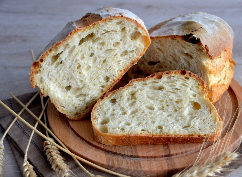 1. Этап. Пшеничный хлеб на ржаной закваске: Ну а теперь можно наслаждаться готовым хлебом. Благодаря особому способу обминки и использованию закваски, хлеб получился необычайно вкусный и ароматный с хрустящей корочкой и красивым кружевным мякишем внутри. Трудно даже догадаться, что приготовлен он на ржаной закваске.