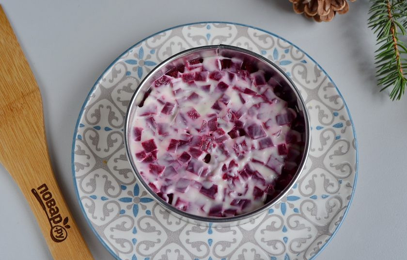 1. Этап. Салат-торт Селедка под шубой: После — свекольный слой, майонез.