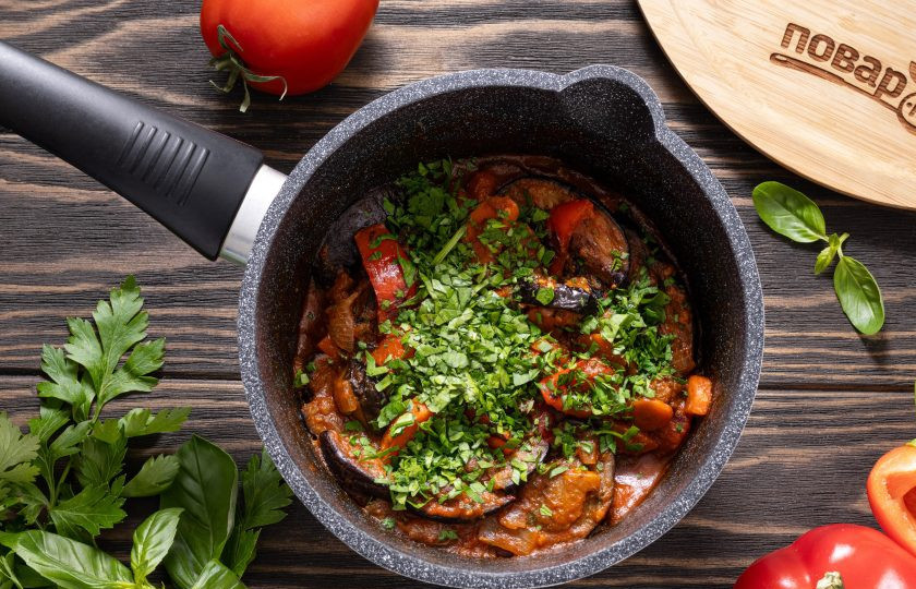 1. Этап. Аджапсандал с баклажаном и чесноком: Затем добавьте петрушку и базилик. Перемешайте и выключите плиту. Дайте блюду постоять под крышкой 5-10 минут.