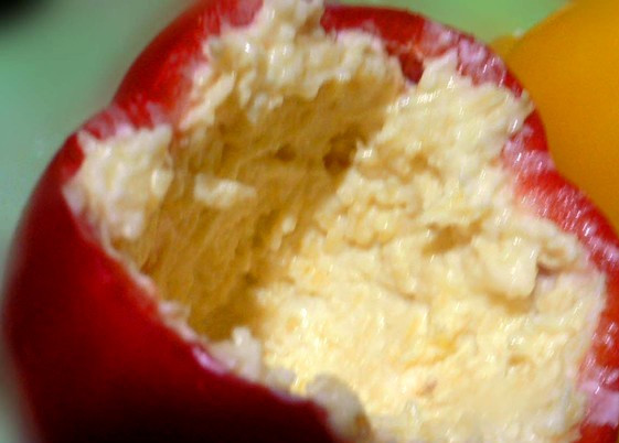 1. Этап. Перец, фаршированный сыром и яйцом: Теперь выкладываем эту массу в середину перца так, чтобы оставалась выемка для яйца.