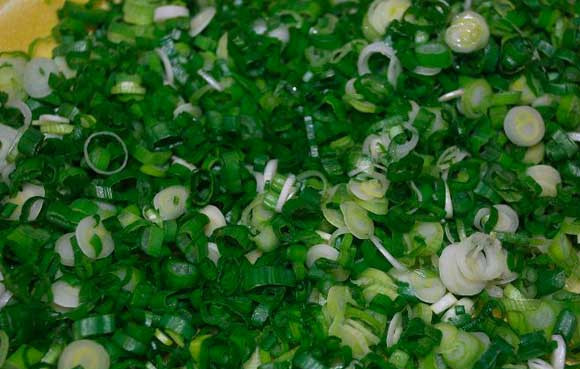 1. Этап. Лук-батун на зиму: 2. Хорошо моем, даём воде стечь. Нарезаем лук как можно мельче.