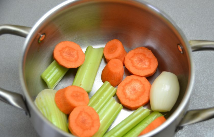 1. Этап. Овощной суп с гречкой: Чтобы приготовить овощной бульон, выложите в кастрюлю стебли сельдерея, морковь, лук, залейте водой, варите около 30 минут после закипания.