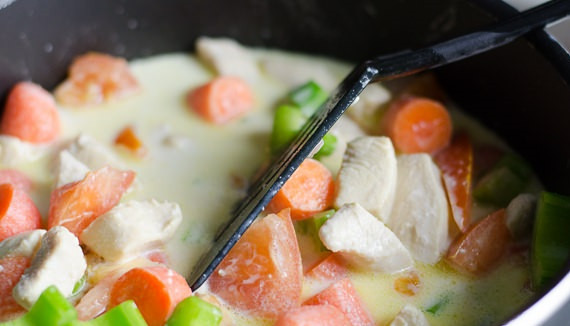 1. Этап. Курица в молочном соусе: 6. Пока обжаривается филе можно заняться овощами. Использовать в это блюдо можно все, что есть под рукой. В данном случае - морковь, сельдерей и помидор. Овощи необходимо вымыть, при необходимости очистить и нарезать небольшими кусочками. В сотейник переложить обжаренную курицу, овощи и залить все молочным соусом.