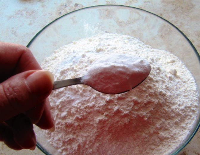 1. Этап. Диетические лепешки с творогом: Муку смешайте с содой.