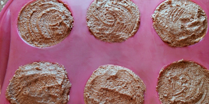 1. Этап. Диетические глазированные сырки: 3. В каждую форму выкладываем по столовой ложке глазури, размазываем глазурь по стенкам формочек, используя для этого силиконовую кисточку. Промазываем дно и стенки формы тщательно. Выкладываем творожную массу в каждую формочку до верху. Сверху тоже не забудем промазать. Пусть теперь застывают в холодильнике.