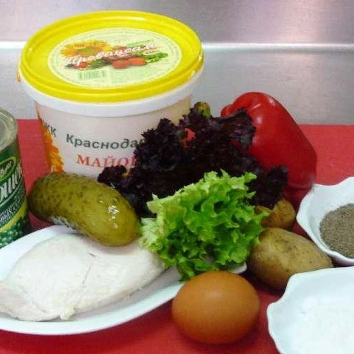 1. Этап. Салат Столичный: Классический набор ингредиентов для салата Столичный.