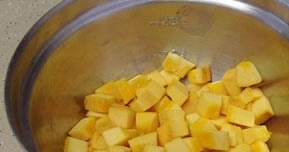 1. Этап. Пюре из тыквы на зиму: Мякоть режем кубиками.