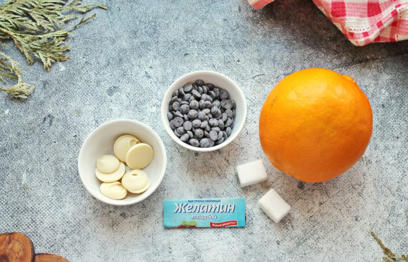 1. Этап. Апельсиновые конфеты: Подготовьте все необходимые ингредиенты для приготовления апельсиновых конфет. Апельсины вымойте в горячей воде мягкой щеточкой и вытрите.