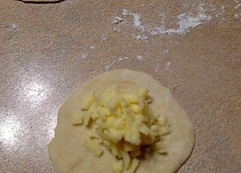 1. Этап. Квери с сыром: Набираем сыр и формируем из него комочек, который выкладываем в центр блина.