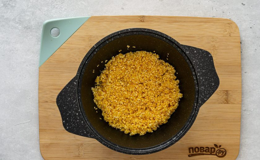 1. Этап. Кукурузная каша с яблоком: Кукурузную крупу промойте, откиньте на сито. Немного обжарьте ее в кастрюле с толстым дном с небольшим количеством масла.