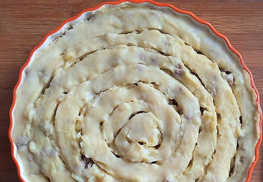 1. Этап. Суздальский яблочник: Равномерно заливаем верх смесью. Теперь ножом надсекаем верх 