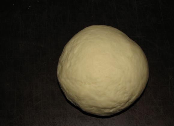 1. Этап. Бездрожжевое тесто для пельменей: Когда тесто станет более или менее однородным, перекладываем его на стол, посыпанный мукой и продолжаем месить его руками, пока не получим гладкое и эластичное тесто. Накройте его на пару минут полотенцем, приготовьте фарш, а затем смело можете приступать к раскатке.