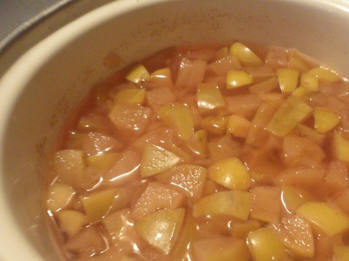 1. Этап. Кутья с яблоками: Варим узвар до готовности яблок. У меня это заняло минут 20, т. к. яблоки мелко порезаны.