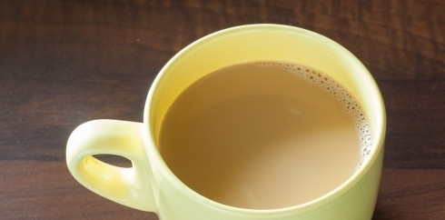 1. Этап. Раф-кофе с лавандой: Доведите сливки до горячего состояния. Влейте их в эспрессо.