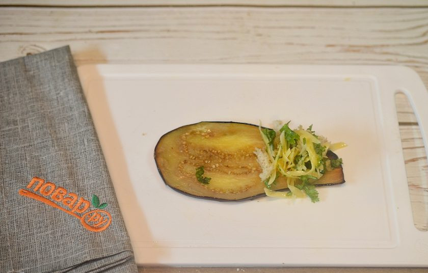 1. Этап. Рулетики из баклажанов с беконом: 4. На край обжаренного баклажана выложите немного начинки.