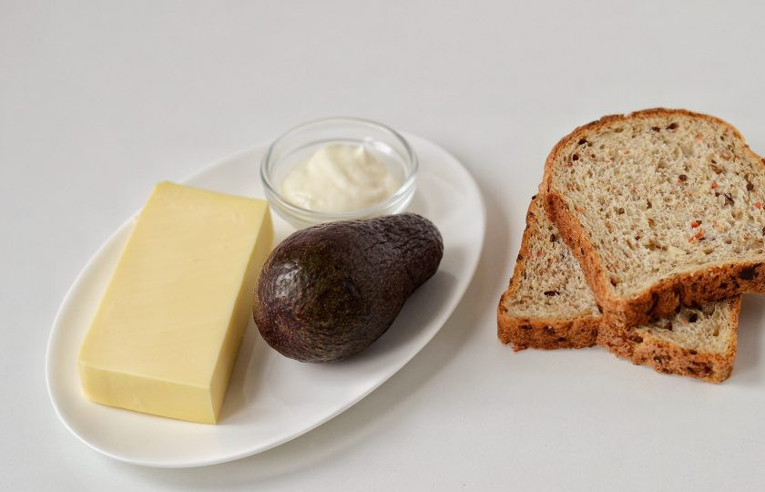 1. Этап. Бутерброды с сыром и авокадо: Подготовьте все ингредиенты.