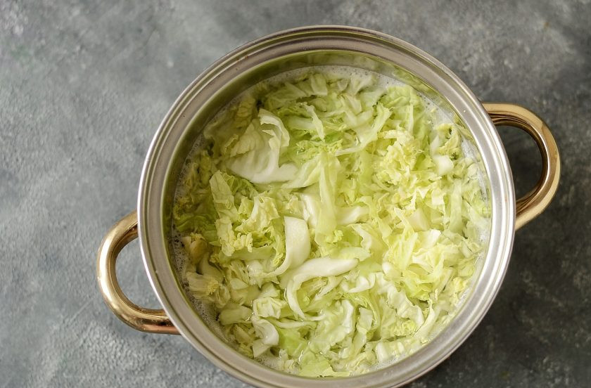 1. Этап. Борщ из савойской капусты: Добавьте мелко нашинкованную савойскую капусту. Варите суп еще 10-15 минут на медленном огне.