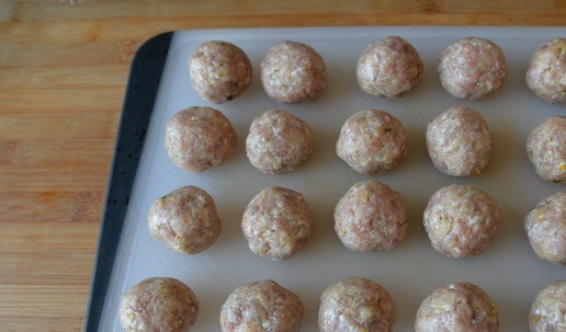 1. Этап. Фрикадельки из индейки в цитрусовой глазури: Мокрыми руками формуем из фарша фрикадельки размером с крупный грецкий орех.