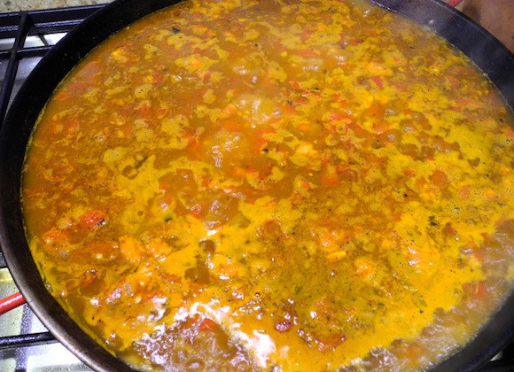 1. Этап. Черная паэлья: 7. Теперь можно добавить воду или бульон (лучше всего использовать рыбный). Довести до кипения и посолить по вкусу. Добавить шафран и сок лимона.