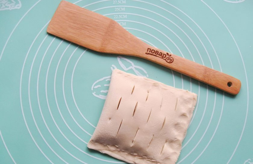 1. Этап. Фруктовые пирожки: 9. Накройте яблоки тестом и залепите края.