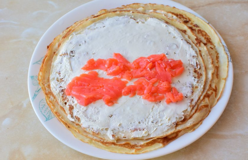 1. Этап. Блинные рулеты с рыбой: Затем выложите тонко нарезанную красную рыбу.