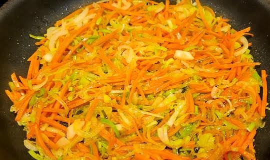 1. Этап. Борщ сибирский: 3. Разогрейте на сковороде немного растительного масла. Отправьте туда сначала лук, а через 3-4 минуты морковь. Обжарьте на среднем огне, помешивая.