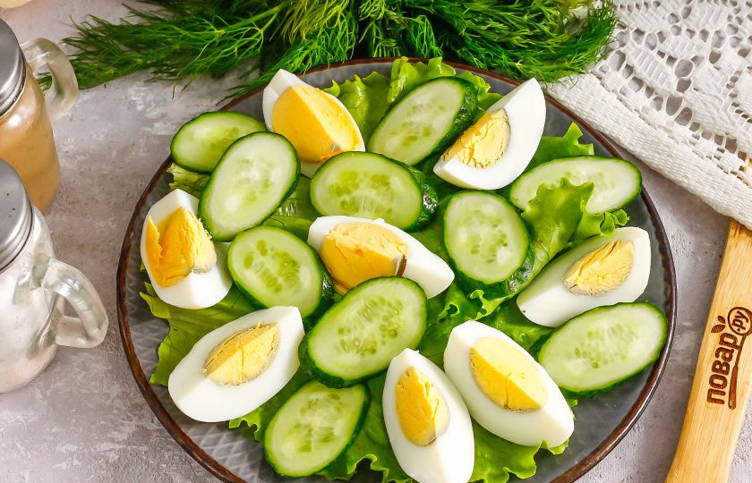 1. Этап. Салат с креветками и соевым соусом: Промойте огурцы в воде, удаляя шипы, срежьте хвостики. Нарежьте ломтиками и выложите на листья салата.