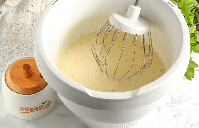 1. Этап. Молочно-яичный коктейль: Взбейте куриные яйца с сахаром примерно 3-4 минуты в пышную пену. Влейте охлажденное молоко и аккуратно перемешайте, не взбивая, чтобы пена не осела.