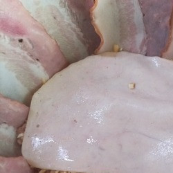 1. Этап. Индейка, запеченная слоями: Сверху накрыть ветчиной и снова выложить куски индейки в панировке из сыра. Продолжить выкладывать слоями мясо и ветчину.