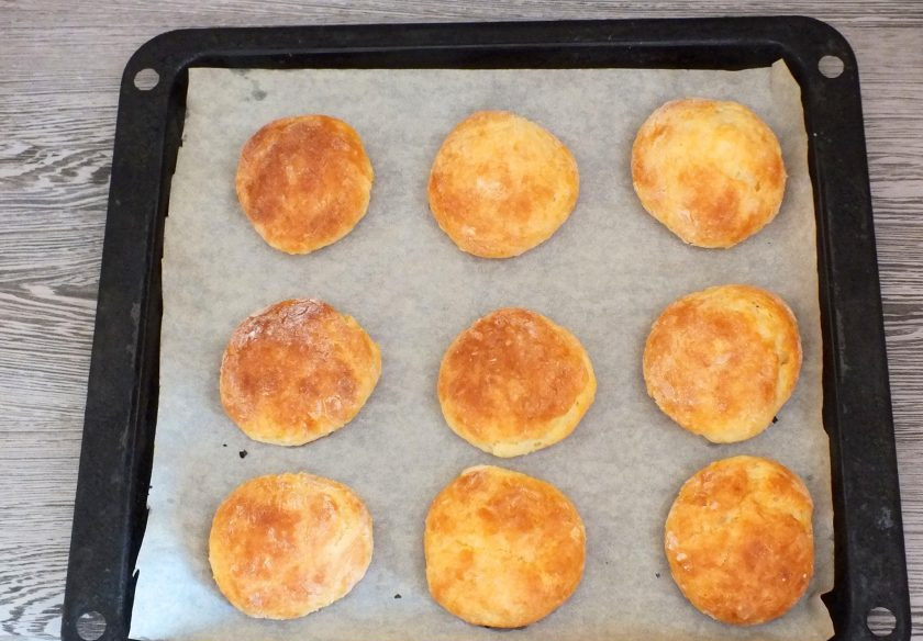 1. Этап. Кокосовое печенье с творогом: По истечении времени достаньте готовое печенье из духовки. Оставьте его на противне минут на 15.