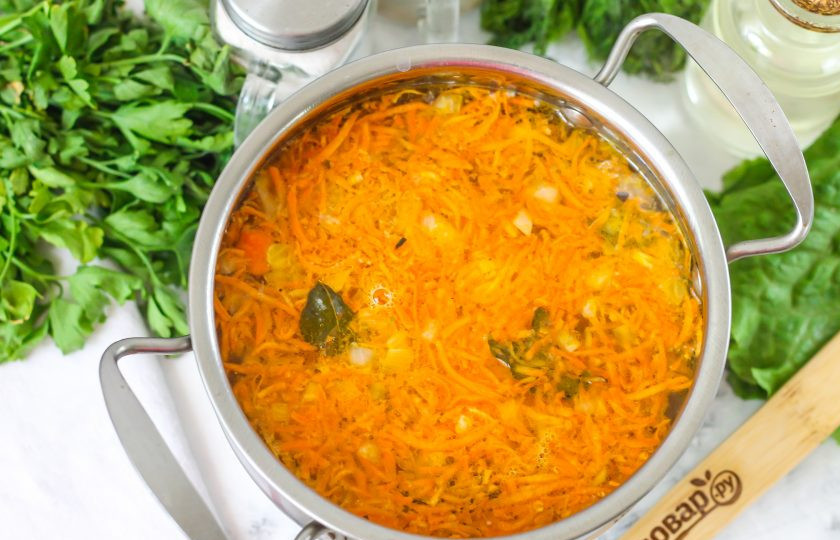 1. Этап. Суп из копченой семги: Выключите нагрев и выложите овощную зажарку в кастрюлю с картофелем.