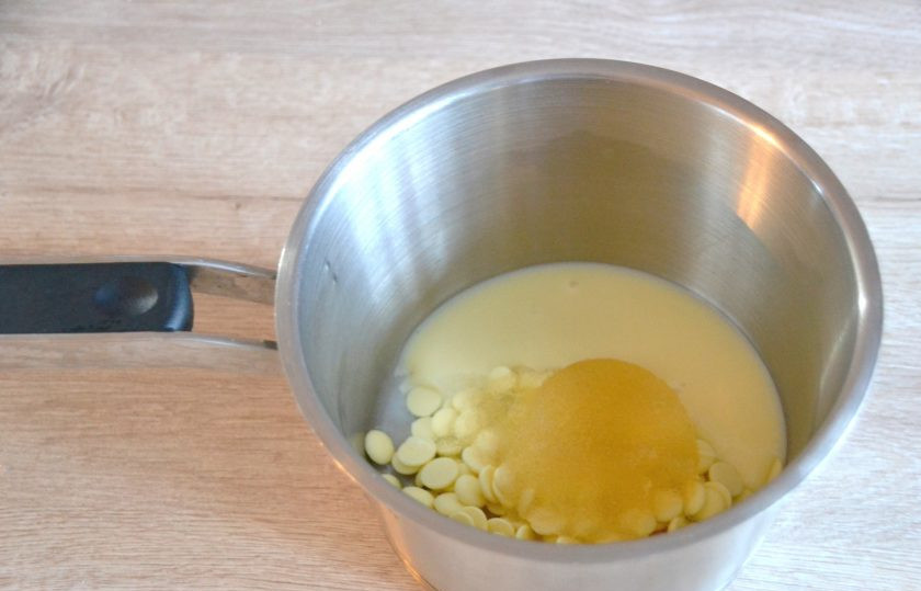 1. Этап. Торт Груши в карамели: В сотейник выложите шоколад, сгущенное молоко и желатиновую массу, отставьте на время в сторону.