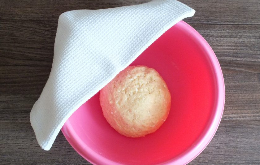 1. Этап. Творожный рулет с клюквой: Готовое тесто должно получиться однородным, мягким, податливым и незначительно прилипать к рукам. Тесто округлите, выложите в чашу, прикройте полотенцем. Оставьте на 15 минут при комнатной температуре.