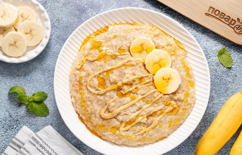 1. Этап. Овсянка с бананом и арахисовой пастой: Выложите кашу в тарелку, сверху добавьте пару кружков банана. Полейте кленовым сиропом и арахисовой пастой, посыпьте корицей. Овсянка с бананом и арахисовой пастой готова, приятного вам аппетита!