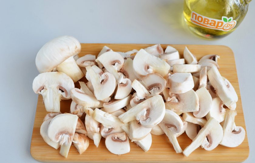 1. Этап. Вареники, запеченные в горшочках: 2. Грибы порежьте не очень крупно, положите к обжаренному луку и доведите до готовности, влага должна испариться вся, грибочки и лук должны иметь золотистый цвет. Соль и перец по вкусу.