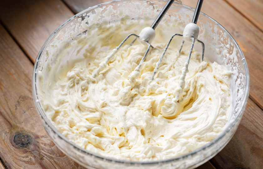 1. Этап. Шоколадный торт с кремом из маскарпоне: Активно взбейте эти ингредиенты миксером до получения нежного, однородного крема.