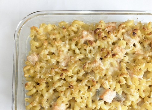 1. Этап. Запеканка с лососем и рожками: Выпекать 15 минут, убрать фольгу, добавить температуру до 200 © и выпекать ещё 10 минут, ориентируясь на свою духовку.