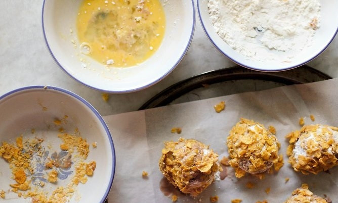 1. Этап. Жареное мороженое на сковороде: 3. Каждый шарик окуните сначала в яйцо, а потом в муку. После снова в яйцо и после — в кукурузные хлопья.