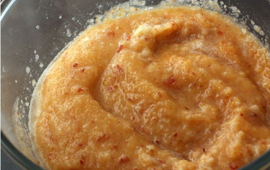 1. Этап. Варенье из груш в микроволновке: Смешиваем грушевое и персиковое пюре до однородности. Оставляем миску с массой в микроволновке на 20 минут при максимальной мощности. Когда пюре дойдет до кипения, помешиваем.