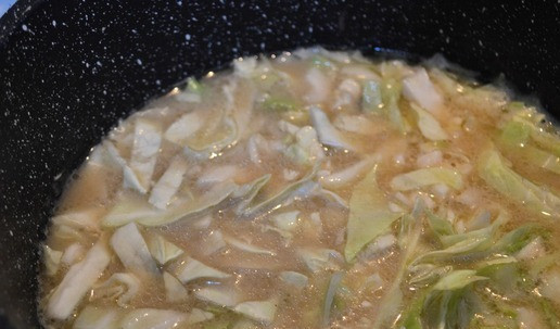 1. Этап. Суп Броуз: Добавить капусту к варящемуся толокну. Кастрюлю накрыть крышкой и продолжить варить на слабом огне до мягкости капусты, минут 35-40.