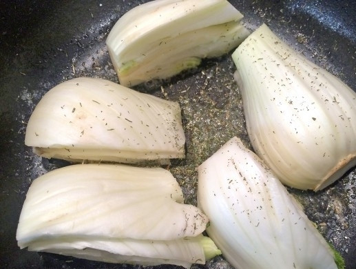 1. Этап. Жареный фенхель: Подогрейте масло на сковороде. Раздавите чеснок и добавьте его на огонь. Добавьте фенхель, соль, перец и укроп.