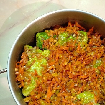 1. Этап. Нежные голубцы из савойской капусты: Сверху выложить спассерованные овощи.