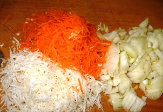 1. Этап. Щи боярские: Очищенные морковь и корень петрушки натрем на терке, а лук порежем меленько.