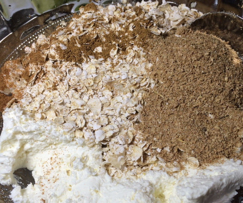 1. Этап. Творожный крамбл: Чередуйте слои яблок и изюма, пока яблоки не закончатся. Также поливайте медом. В отдельной миске смешайте творог и овсянку, добавьте отруби, корицу и молотый мускатный орех.