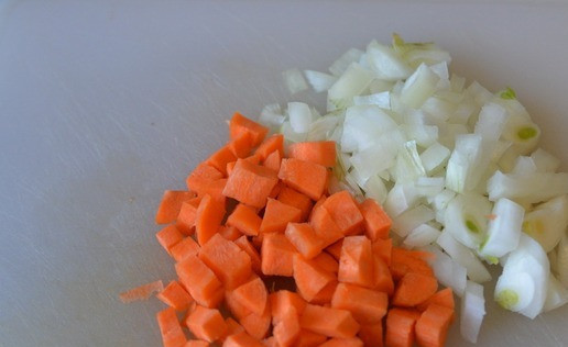 1. Этап. Салат Машеровский: Лук и морковь чистим, режем небольшими кубиками.