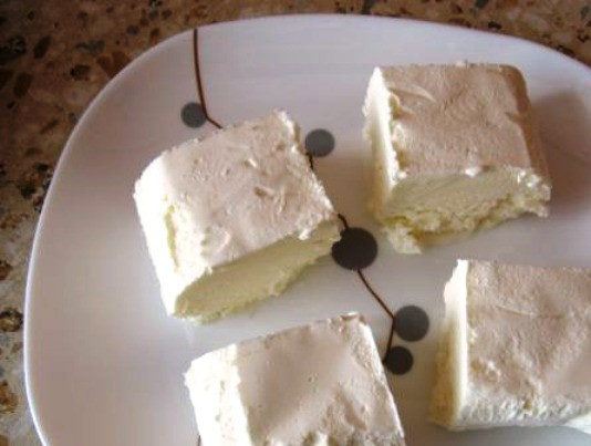 1. Этап. Мороженое в кляре: Порежьте мороженое на равные кусочки.