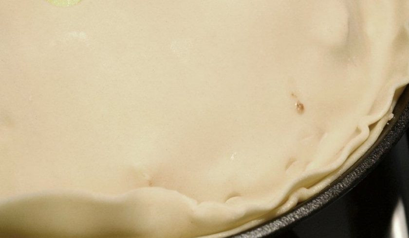 1. Этап. Быстрый рецепт яблочного пирога: 7. Вторую часть теста выложите на начинку и защипните края, сделайте несколько надрезов, чтобы выходил пар. Накройте пирог фольгой.