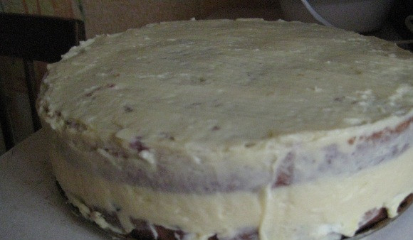 1. Этап. Торт Италия: 3. Накрыть вторым коржом и смазать торт по всему периметру оставшимся кремом. Убрать в холодильник на пару часов, чтобы крем как следует остыл.