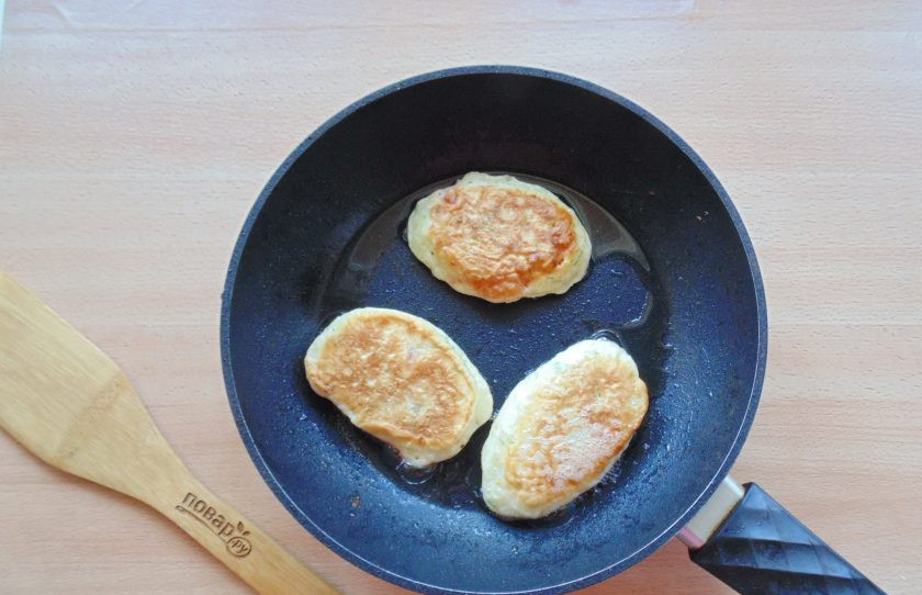 1. Этап. Оладьи с помидорами и сыром: В горячую сковороду с рафинированным подсолнечным маслом выкладывайте столовой ложкой тесто и жарьте оладьи с обеих сторон до золотистой корочки.